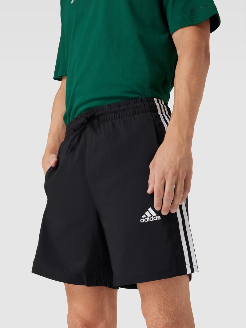 Shorts mit seitlichen Taschen in schwarz