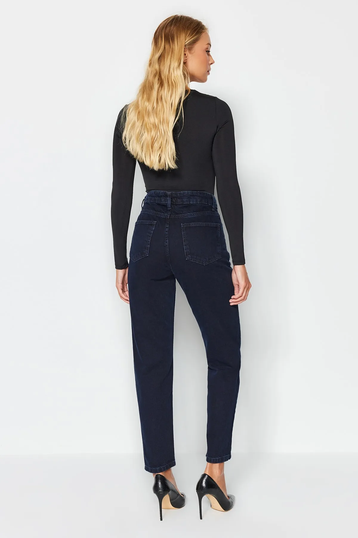 Trendyol Collection  Mitternachtsblaue Mom-Jeans mit hoher Taille TWOSS23JE00085