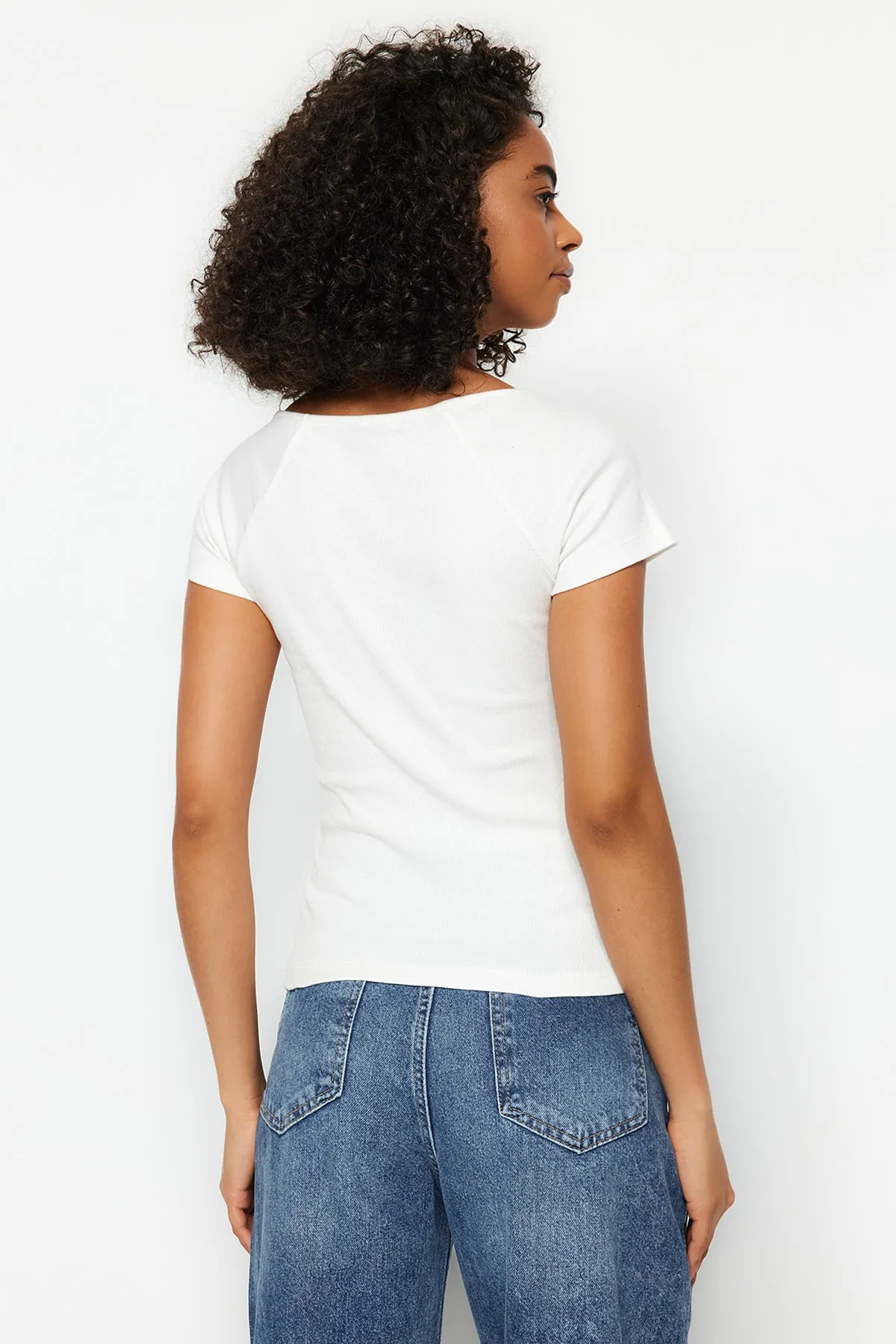 Trendyol Collection  Weiße, taillierte Strickbluse aus Baumwollstretch TWOSS21BZ0579