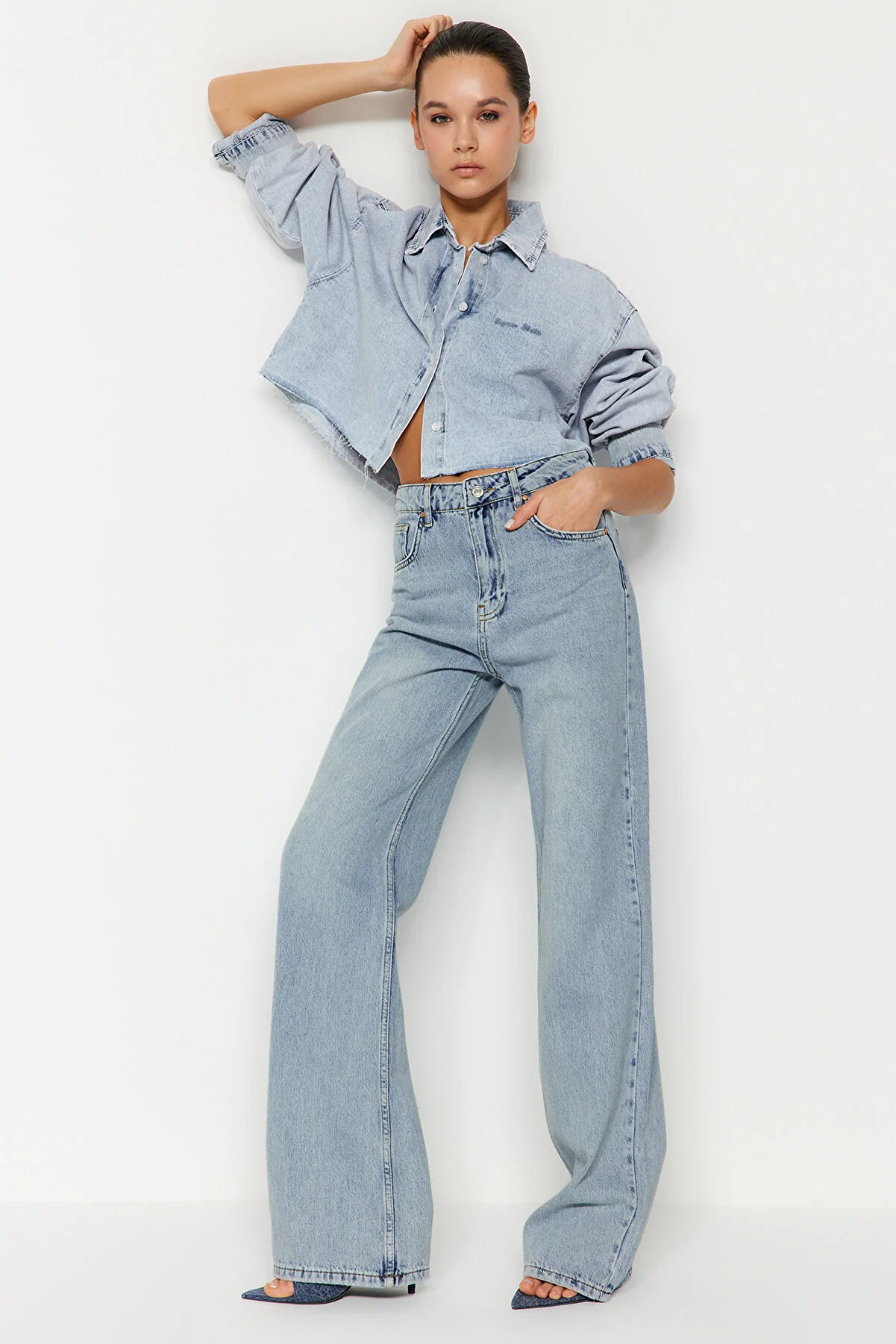 Trendyol Collection  Jeans mit hoher Taille und weitem Bein in blassblauem Vintage-Effekt TWOSS24JE00022