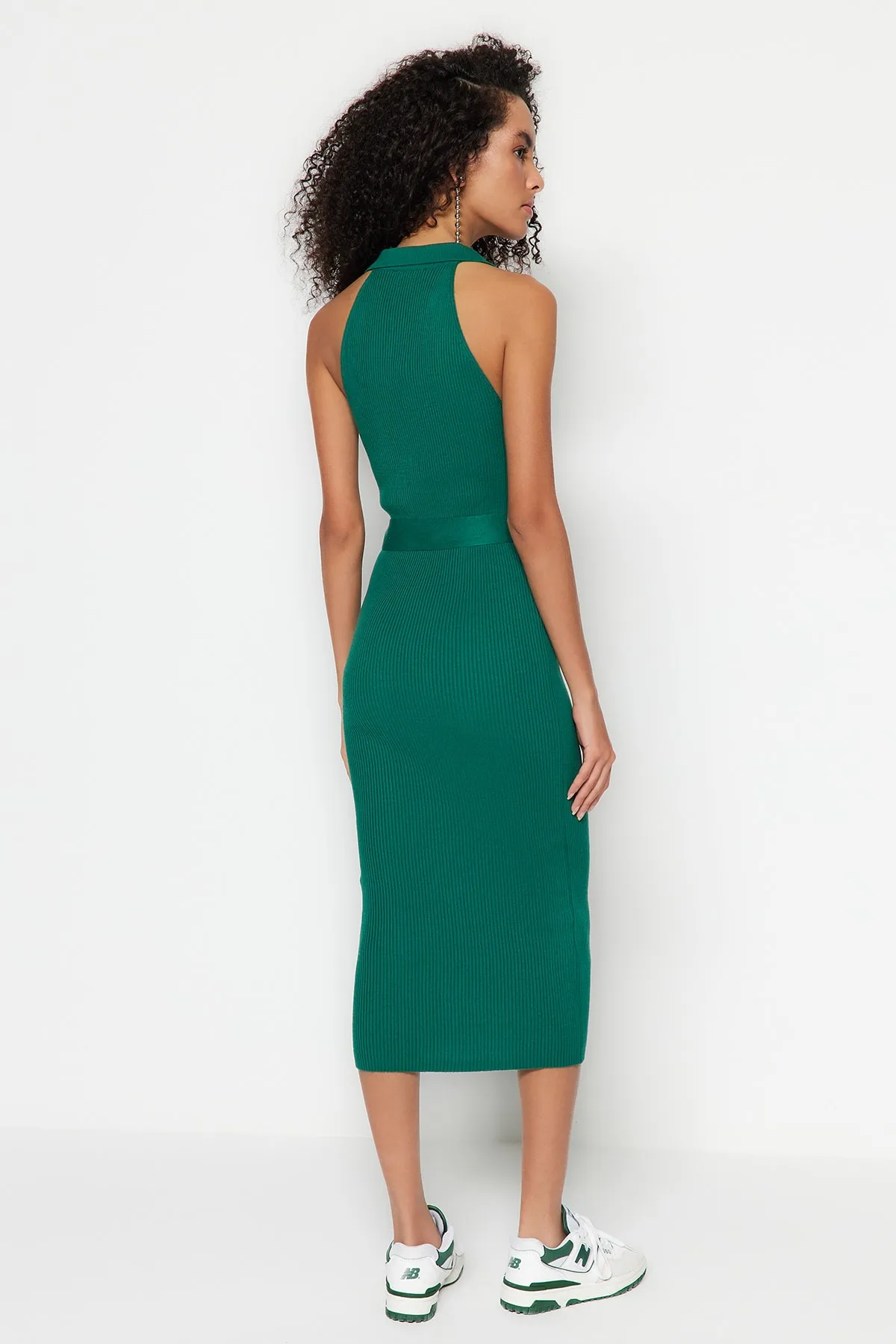 Trendyol Collection  Smaragdgrünes Midi-Strickkleid mit Gürtel TWOSS22EL1031