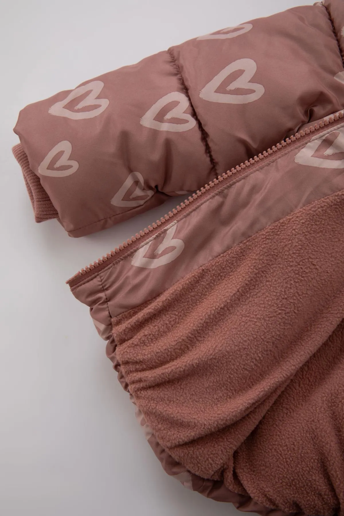 DeFacto  Wasserabweisender, herzgemusterter, mit Fleece gefütterter Puffermantel mit Kapuze für Babys