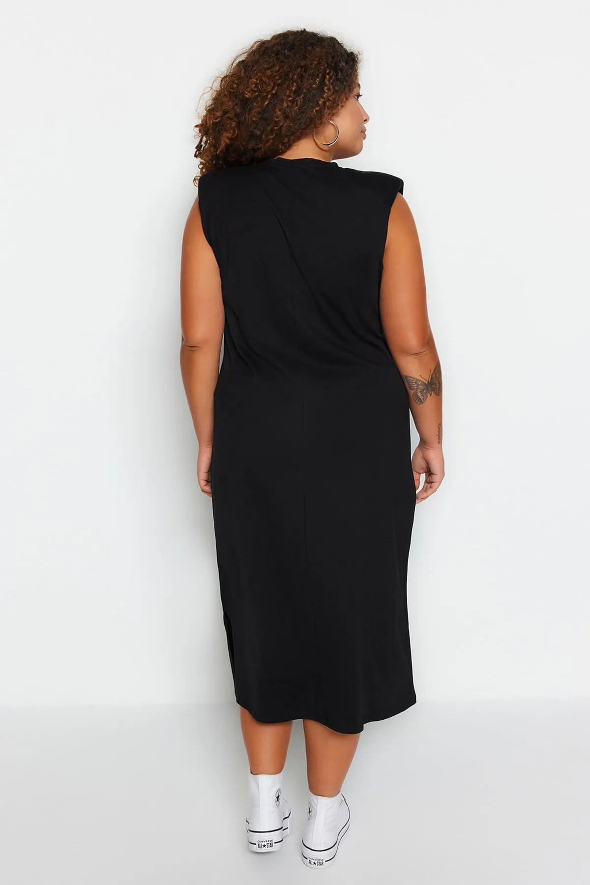 Trendyol Curve  Schwarzes, gepolstertes Strickkleid mit Rundhalsausschnitt TBSSS23AH00079