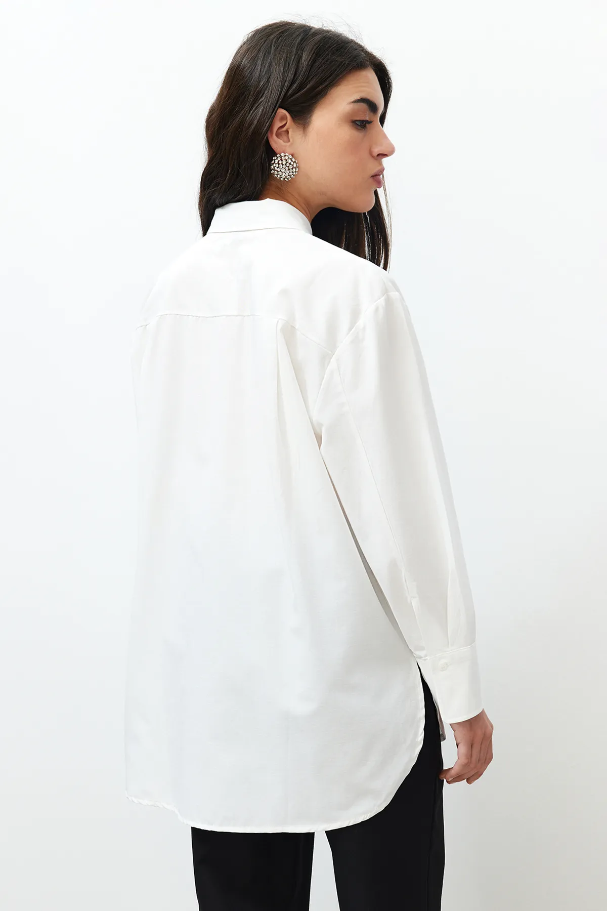 Trendyol Collection  Gewebtes Hemd in Ecru mit Steindetail - Regular Fit TWOSS24GO00069