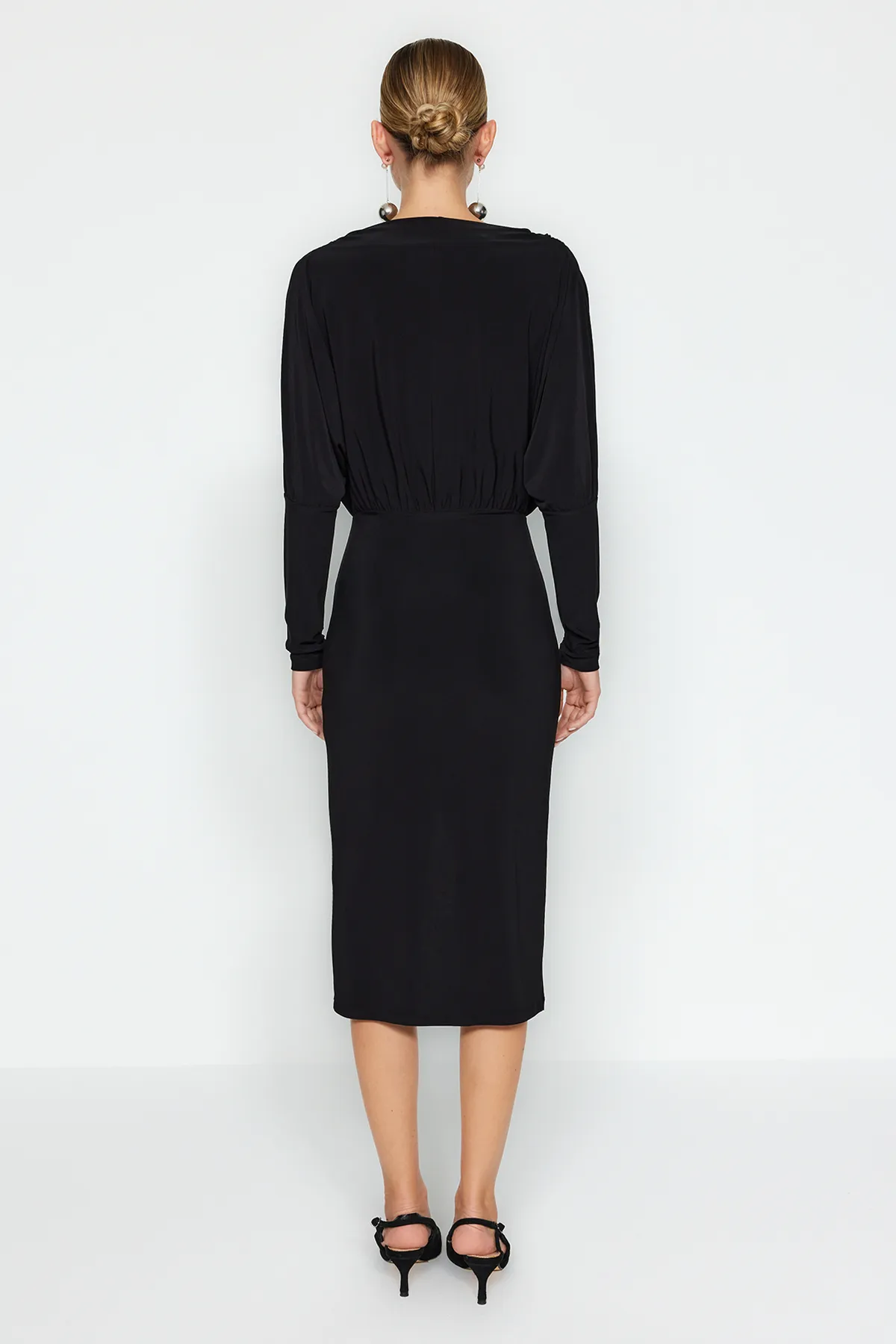 Trendyol Collection  Schwarzes flexibles Midi-Strickkleid in A-Linie/A-Linien-Form mit U-Ausschnitt und Schlitz TWOAW24EL00822
