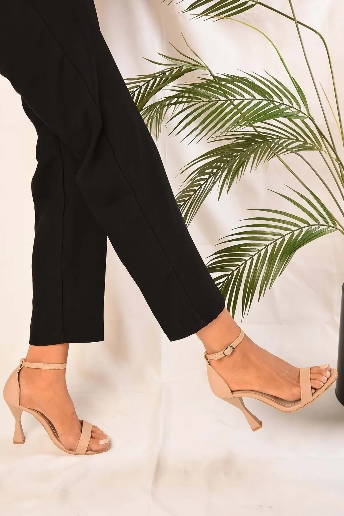 Shoeberry  Damen-Schuhe mit Greka-Einzelriemen und Absatz in Hautoptik