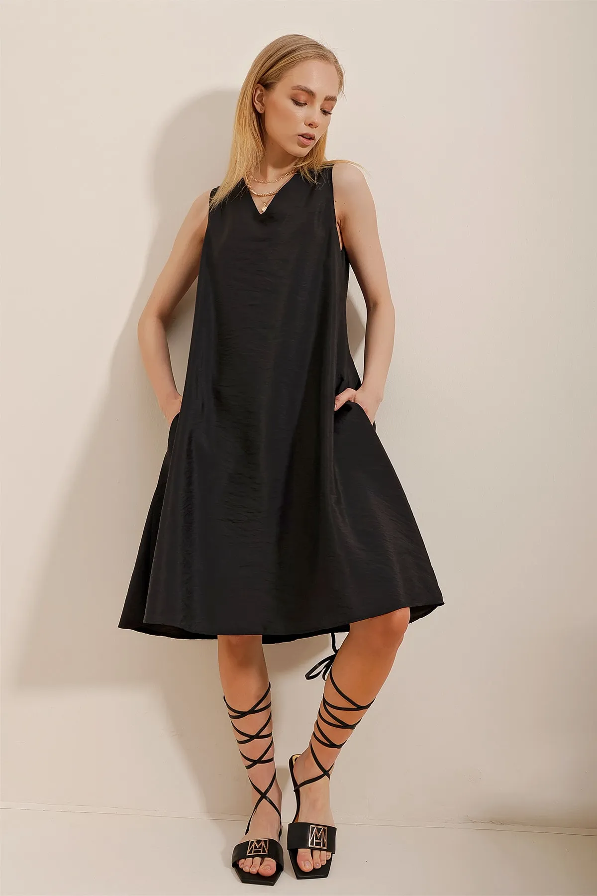 Trend Alaçatı Stili  Schwarzes Aerobin-Webkleid mit V-Ausschnitt und doppelten Taschen für Damen ALC-X10341