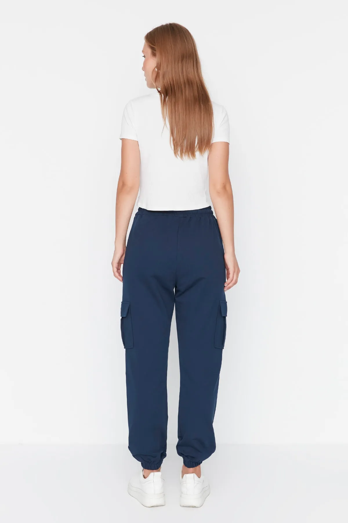 Trendyol Collection  Indigo Dünne Strick-Jogginghose mit Cargo-Taschen TWOAW23EA00119