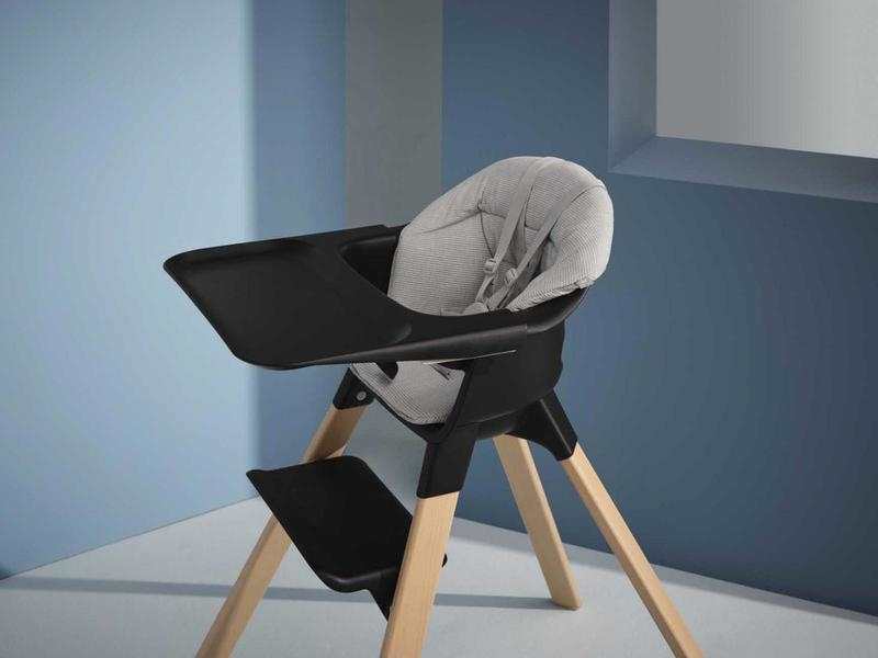 Chaise haute Stokke Clikk Noir-naturel et sac de transport