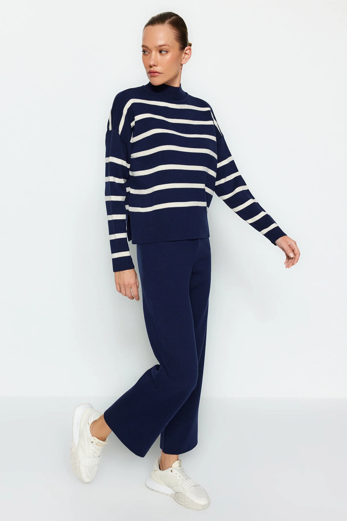 Trendyol Collection  Marineblaues Set aus gestreiftem Strickoberteil und -unterteil TWOAW24AU00045