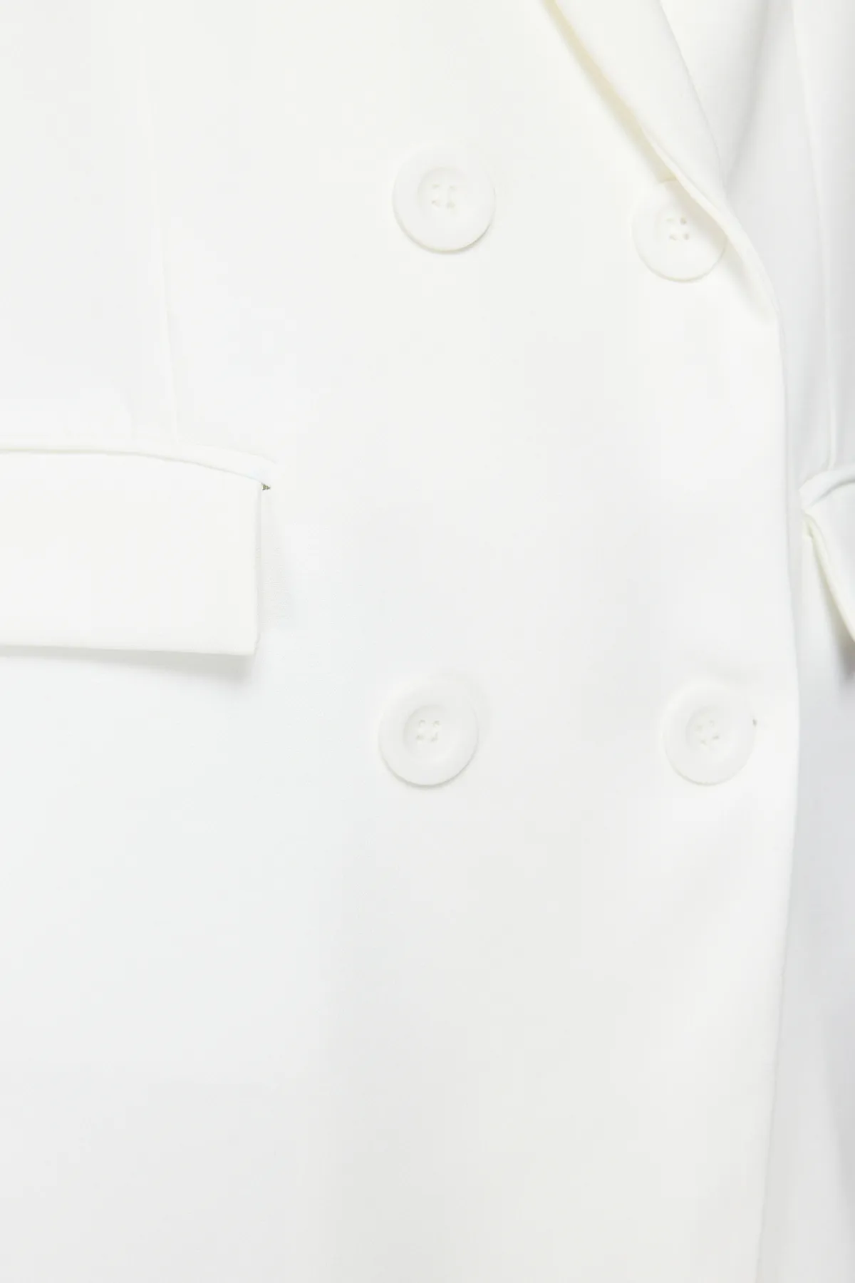 Trendyol Modest  Ecrufarbener Blazer aus Webstoff mit Doppelknöpfen und detailliertem Taschenfutter TCTSS22CE0250