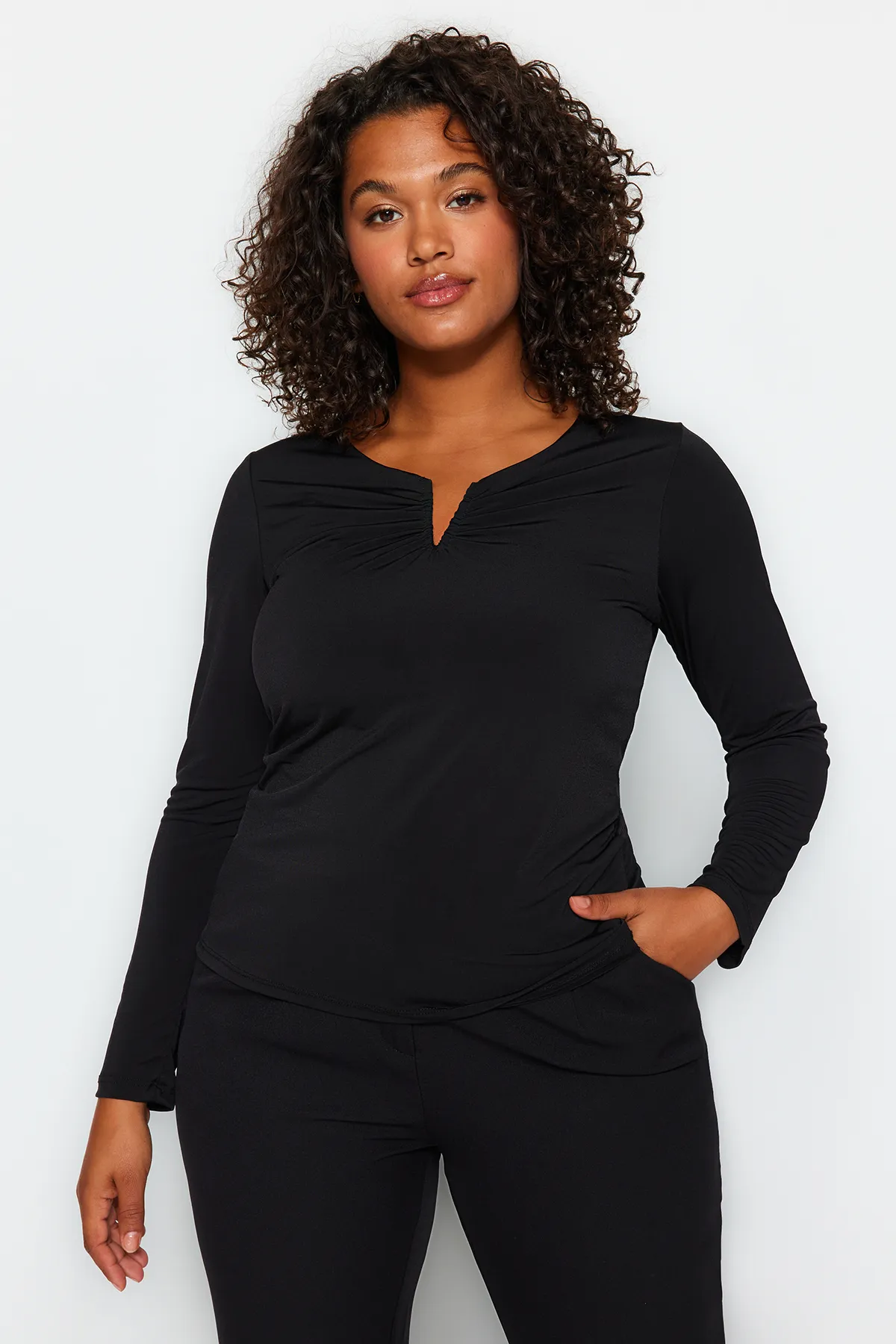 Trendyol Curve  Schwarze Sandy-Strickbluse mit V-Ausschnitt TBBAW24AF00030