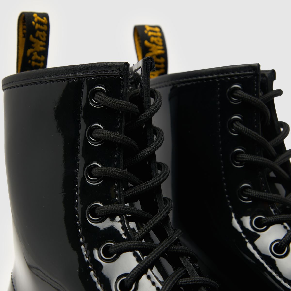 Lakasti škornji Dr. Martens 1460 v črni barvi