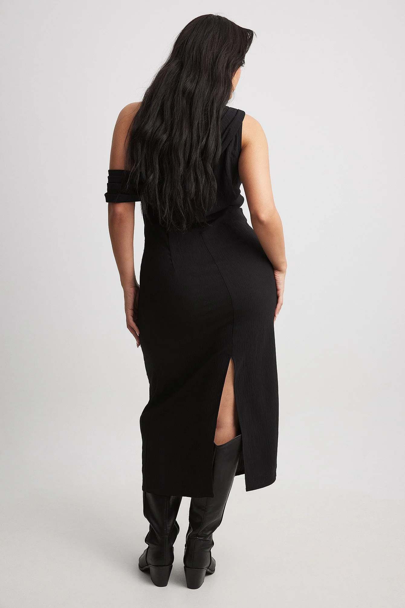 Einseitig schulterfreies, drapiertes Midikleid