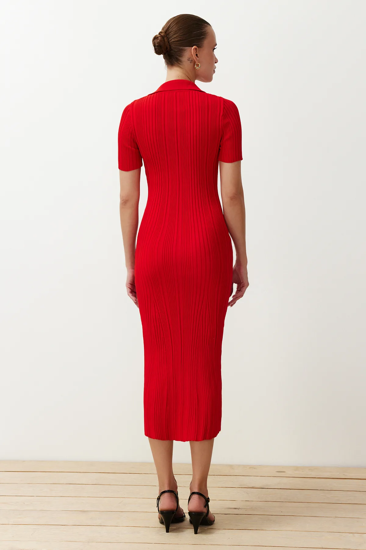 Trendyol Collection  Roter einfarbiger Maxi-Strick-Polokragen TWOSS24EL00282