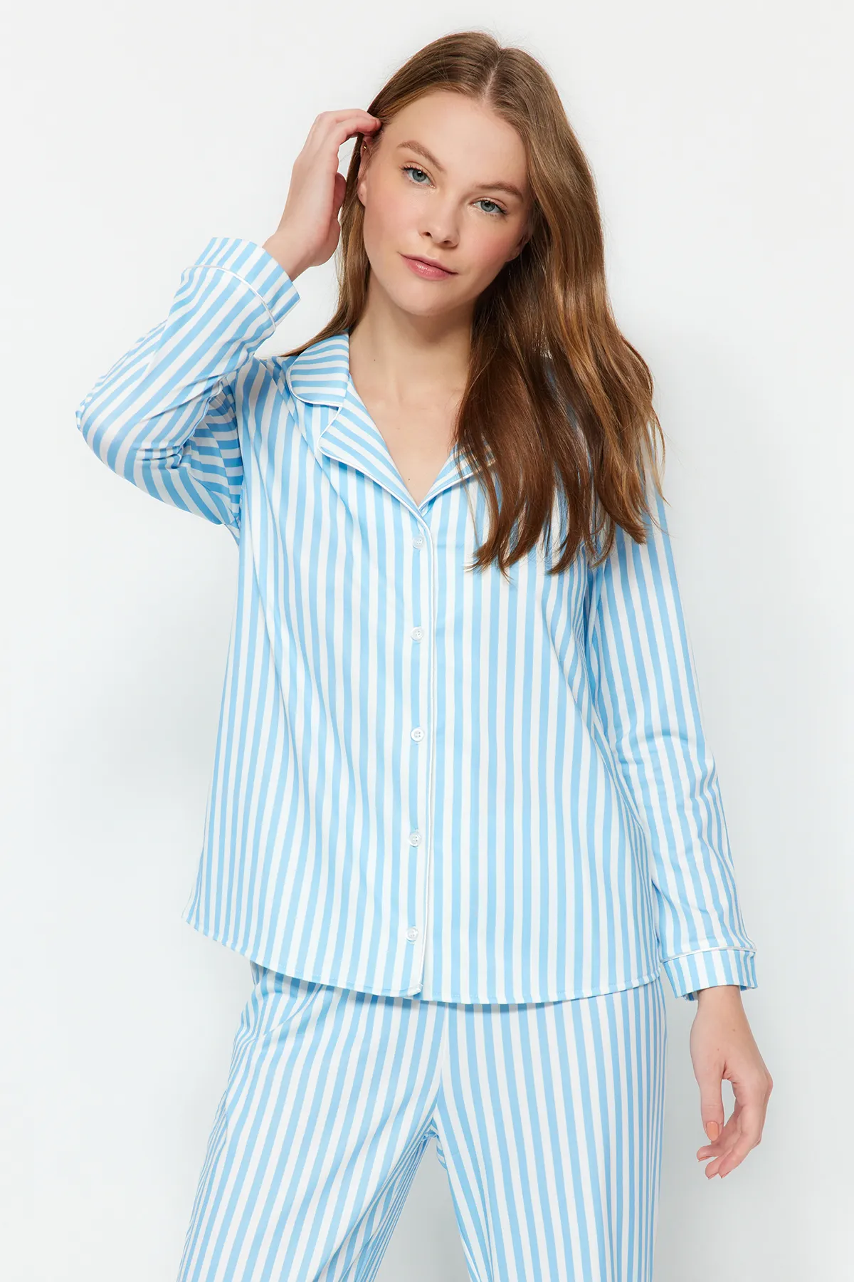Trendyol Collection  Blaues Pyjama-Set aus Hemd und Hose aus Strick mit gemusterter Fleece-Innenseite und Paspelierung THMAW24PT00050