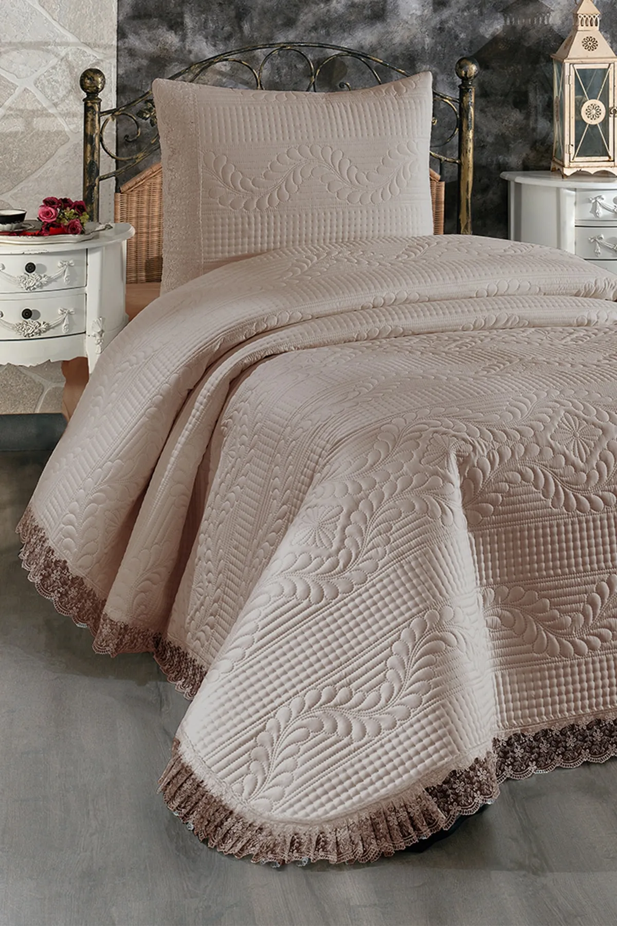 Çeyiz Diyarı  Gesteppte Tagesdecke für Einzelbett, Limena-Spitze, heller Cappuccino