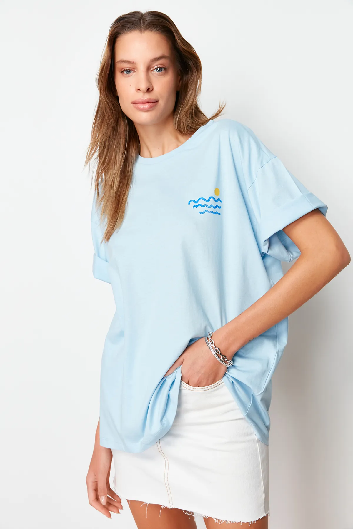 Trendyol Collection  Hellblaues Boyfriend-Strick-T-Shirt aus 100 % Baumwolle mit Rücken- und Brustaufdruck TWOSS23TS00058