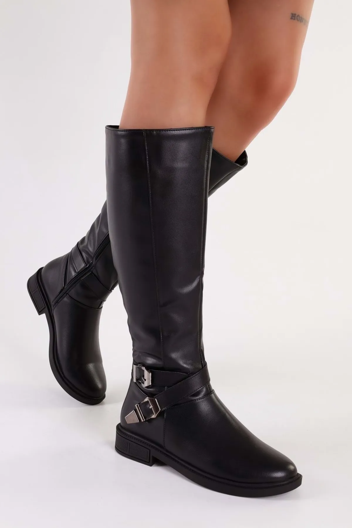Shoeberry  Damen-Stiefel Steele Black Skin mit Schnalle und flachem Absatz Black Skin
