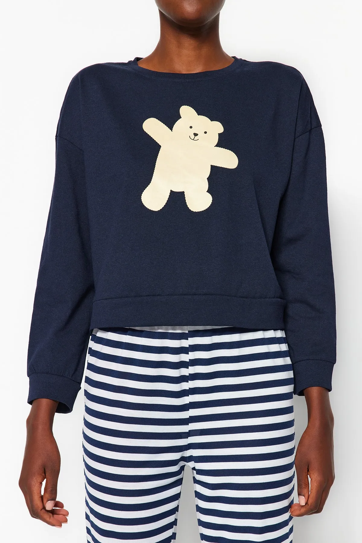 Trendyol Collection  Marineblaues Pyjama-Set aus Baumwolle mit Teddybär-Aufdruck und Jogginghose aus Strick THMAW21PT0302