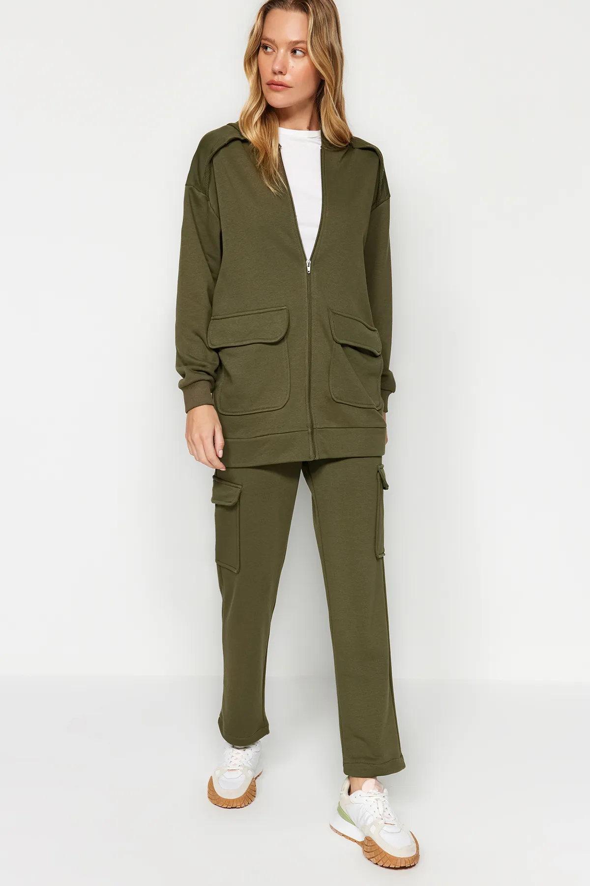 Trendyol Modest  Khakifarbenes Strick-Trainingsanzug-Set mit Reißverschluss und Strickjacke und Taschen TCTAW24EN00004