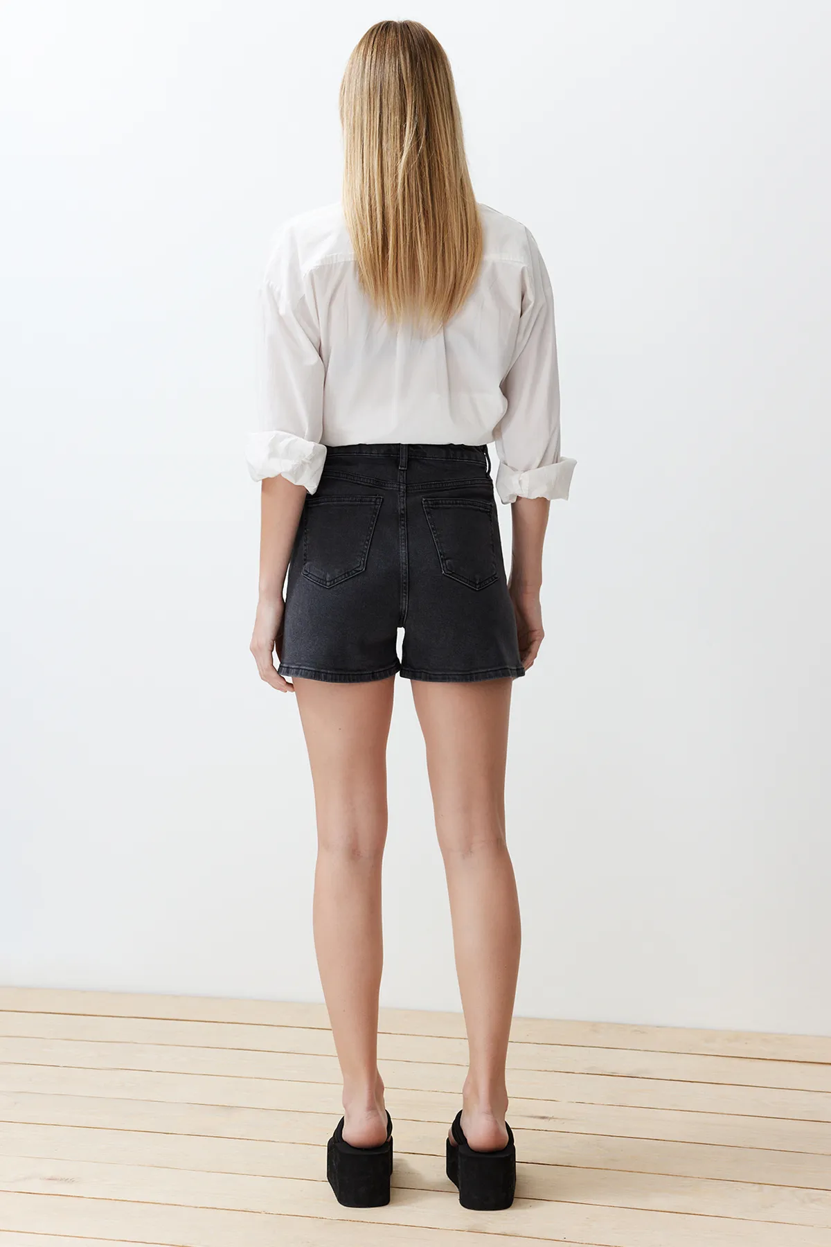 Trendyol Collection  Anthrazitfarbene Mom-Jeansshorts mit hoher Taille TWOSS20SR0210