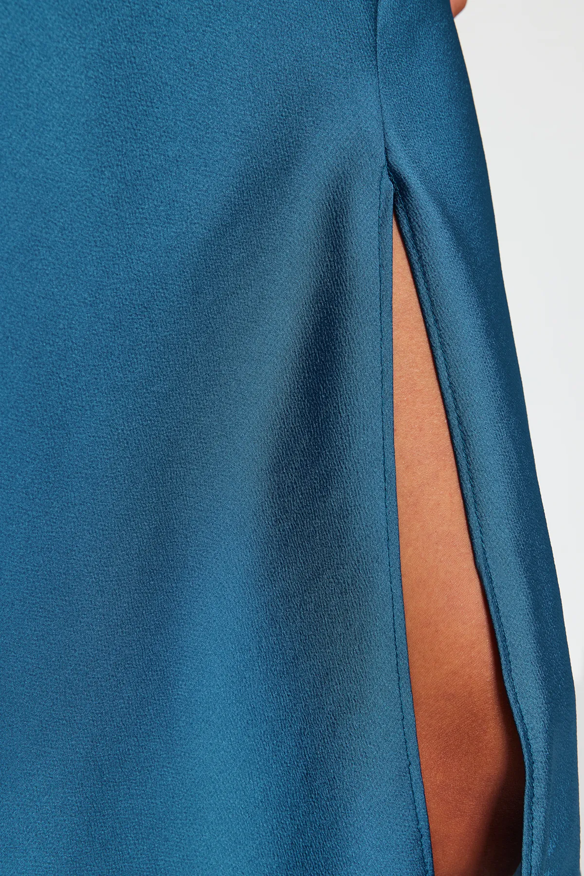 Trendyol Collection  Abendkleid aus ölgefüttertem, gewebtem Satin TPRSS19BB0058