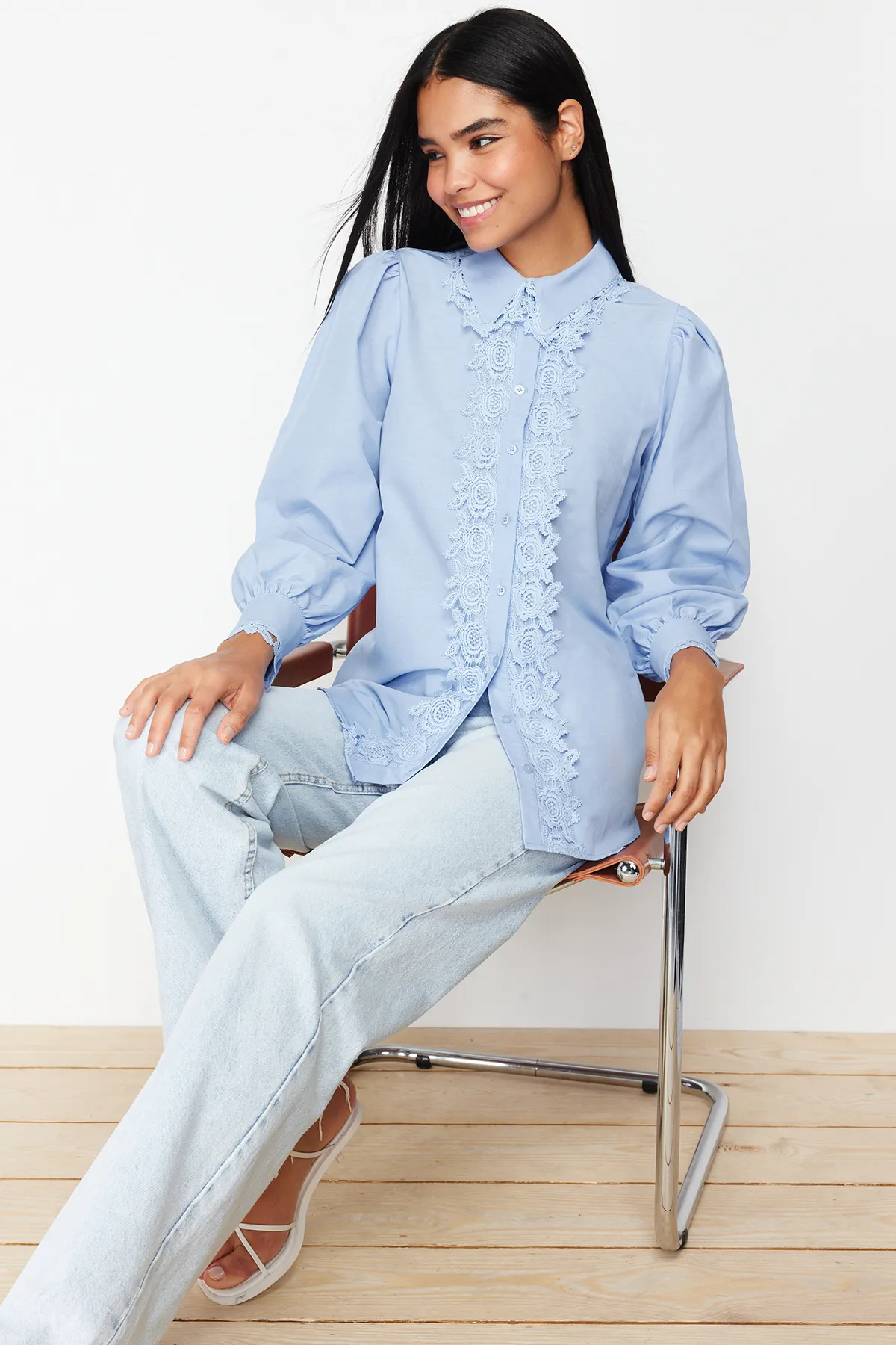 Trendyol Modest  Blaues Hemd aus Baumwollgewebe mit Spitzenstickerei und detaillierter Stickerei TCTSS24TG00022
