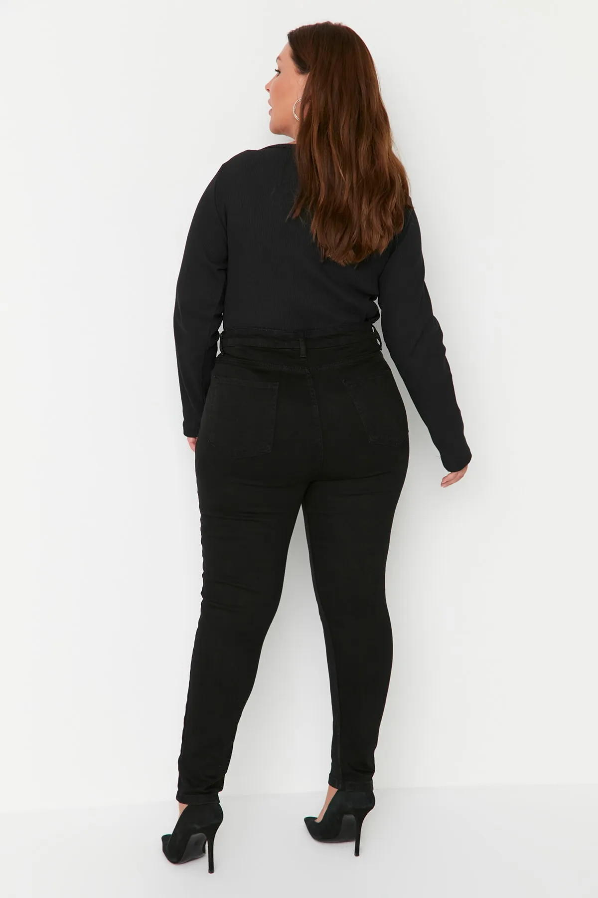 Trendyol Curve  Schwarze Röhrenjeans mit hoher Taille TBBAW23JE00000