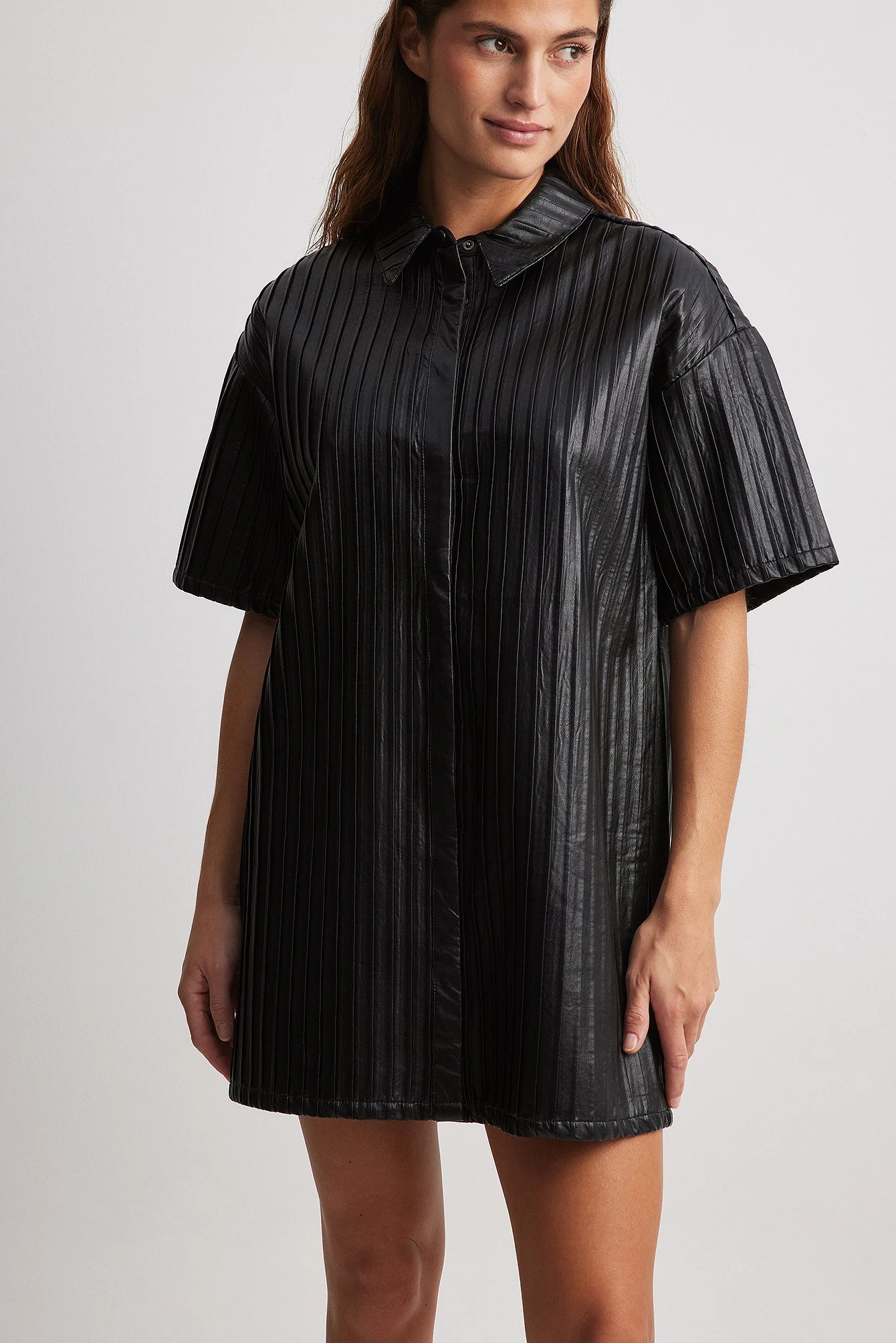 Plissiertes PU-Minikleid