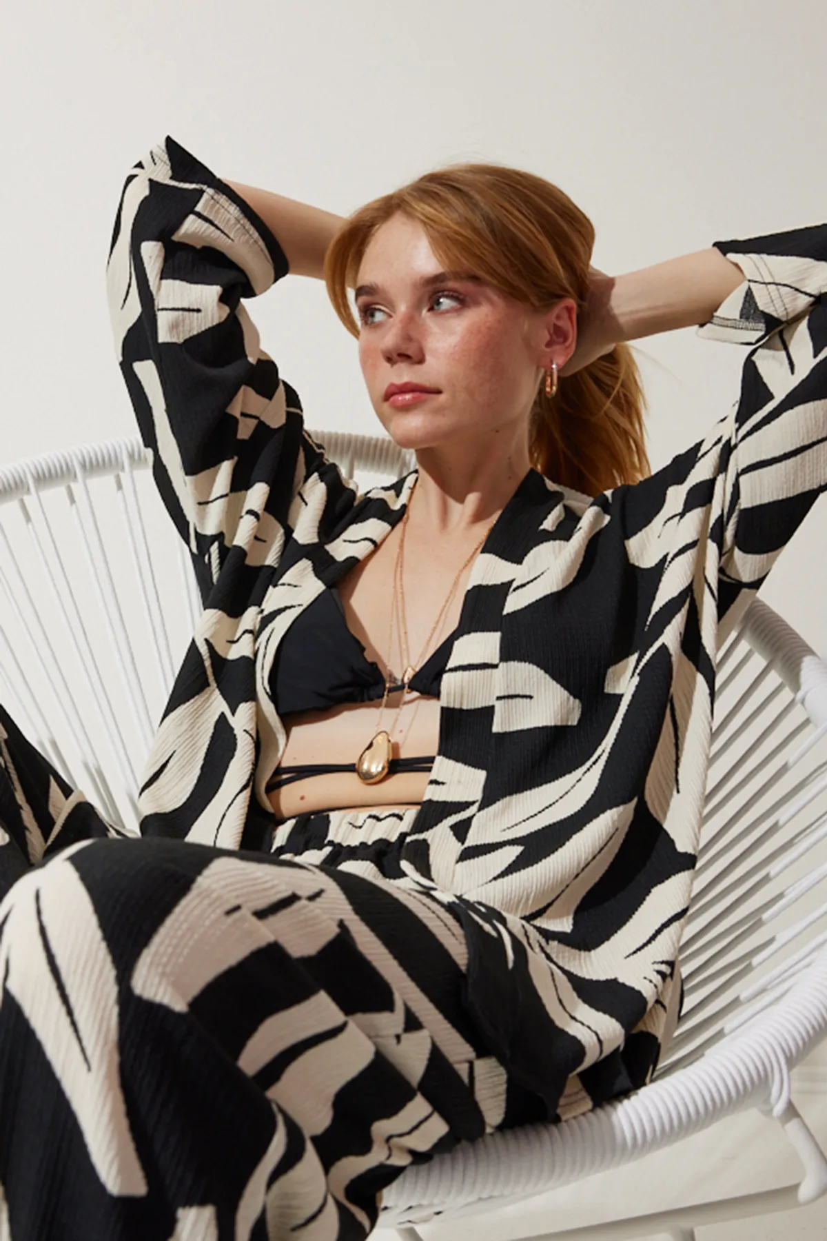 Happiness İstanbul  Schwarzes gemustertes Crinkle-Sommerjacke-Palazzo-Set für Damen DD01304