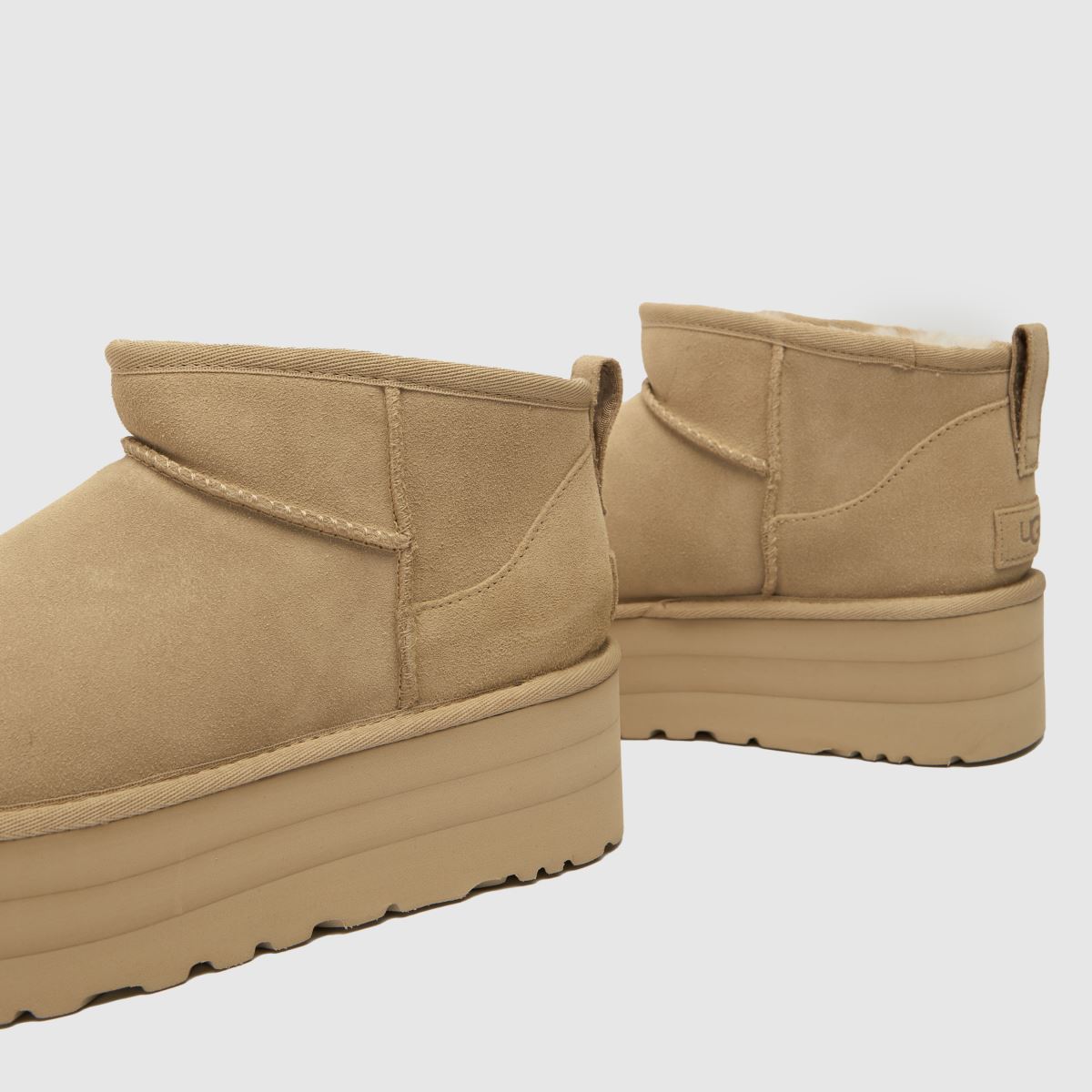UGG – Ultra Mini Platåstövlar i sågspån