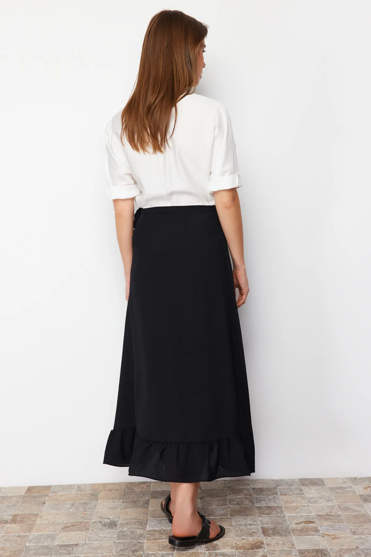 Trendyol Modest  Schwarzer Wickelrock mit Volant aus Webstoff TCTSS21ET0579