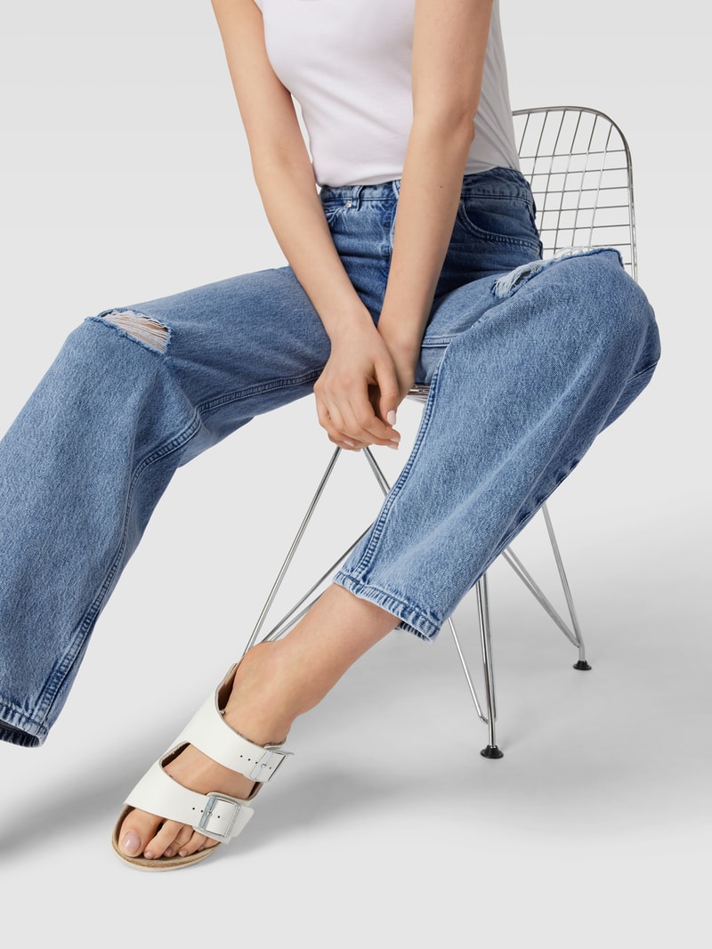 Jeans mit Label-Patch in hellblau