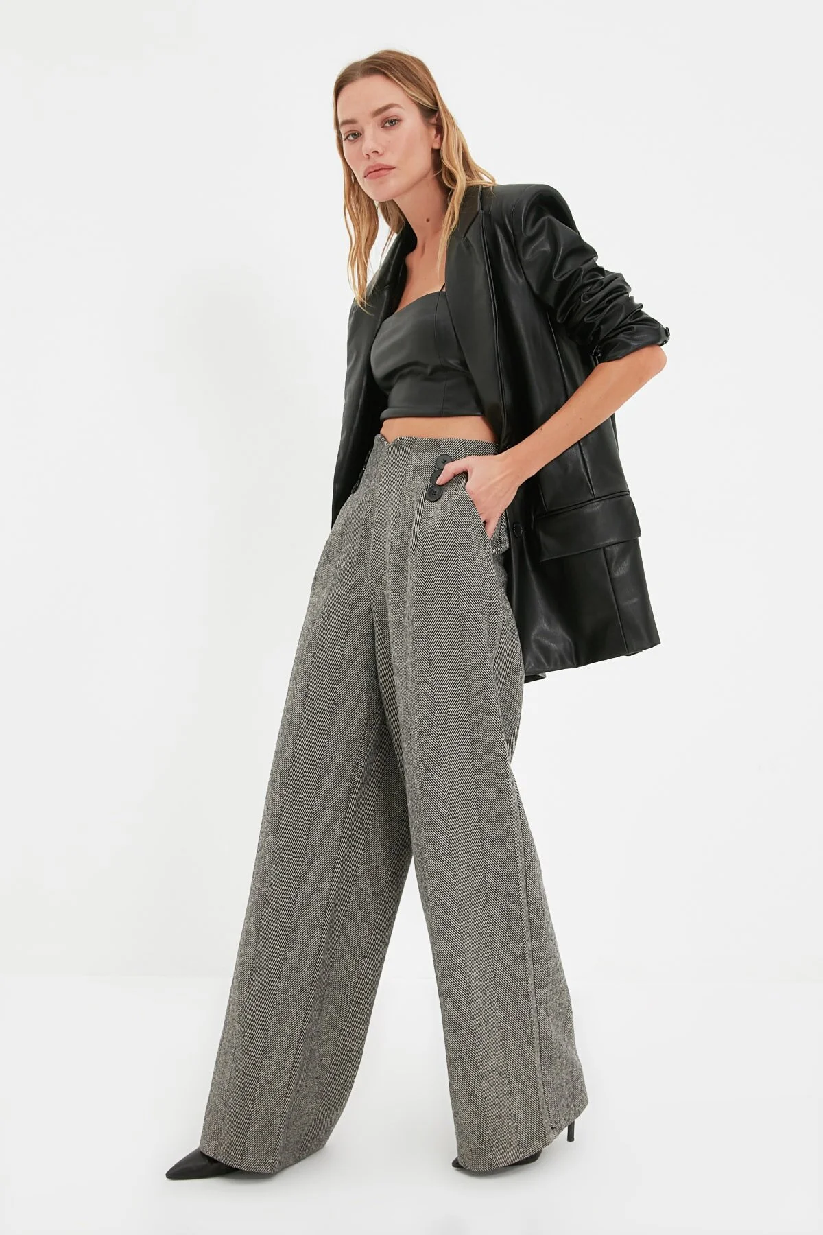 Trendyol Collection  Graue, gewebte Hose mit weitem Bein und Knopfdetail TWOAW21PL0492