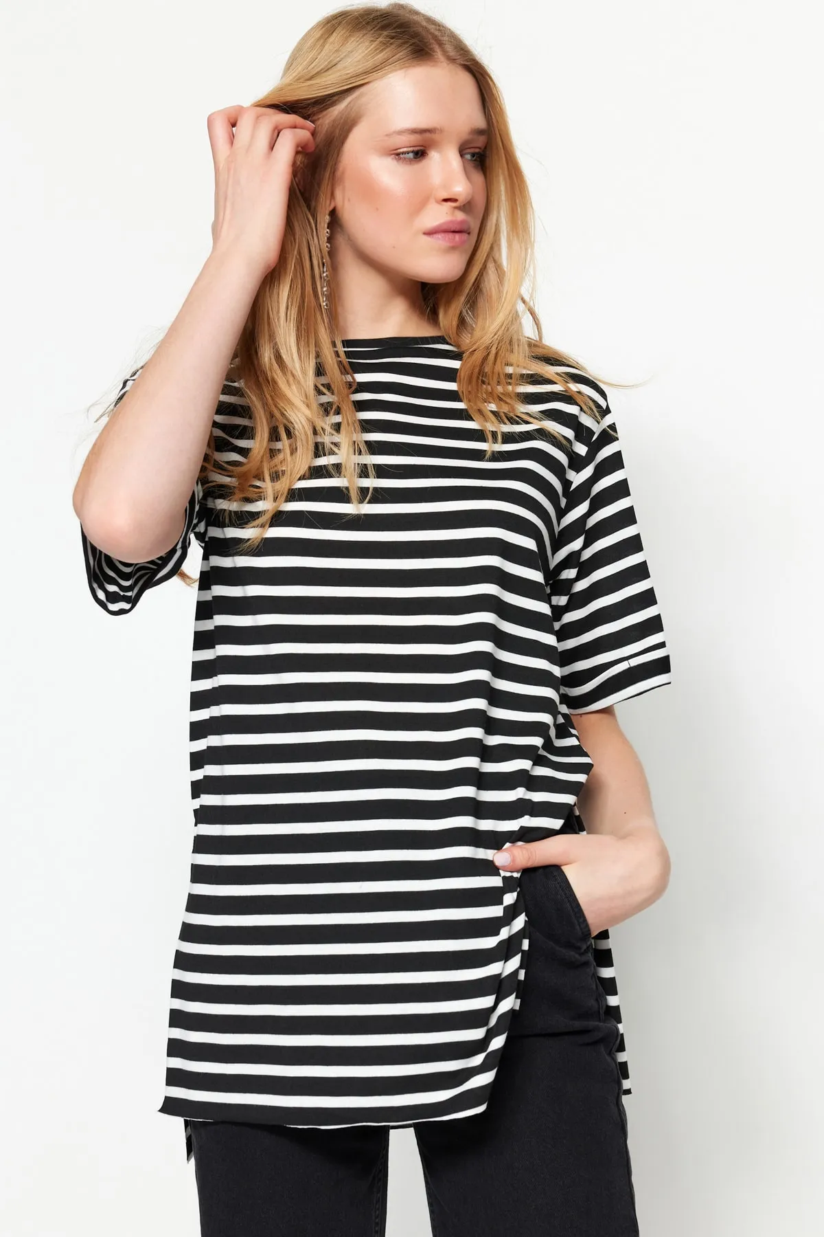 Trendyol Collection  Schwarz gestreiftes, geschlitztes, detailliertes, übergroßes/weites Strick-T-Shirt mit Rundhalsausschnitt TWOSS23TS00097