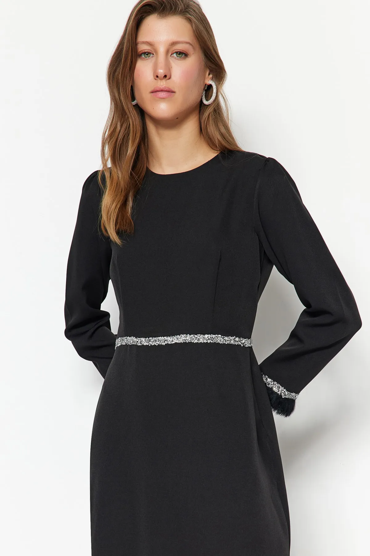 Trendyol Modest  Schwarzes Abendkleid mit Steinen und Manschettendetail TCTSS23DB00039