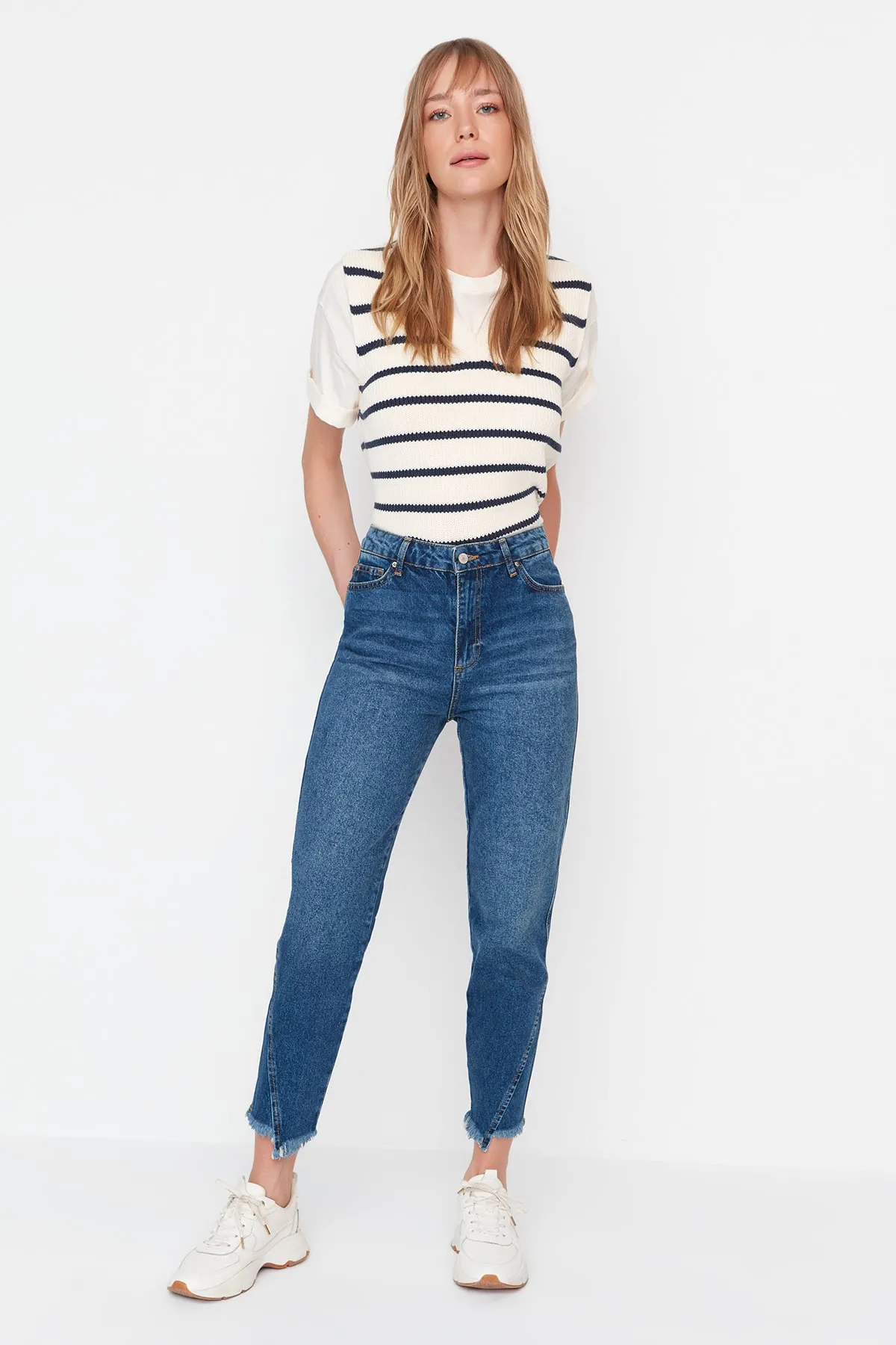 Trendyol Collection  Blaue, nachhaltigere Mom-Jeans mit hoher Taille und Beindetail TWOAW23JE00381