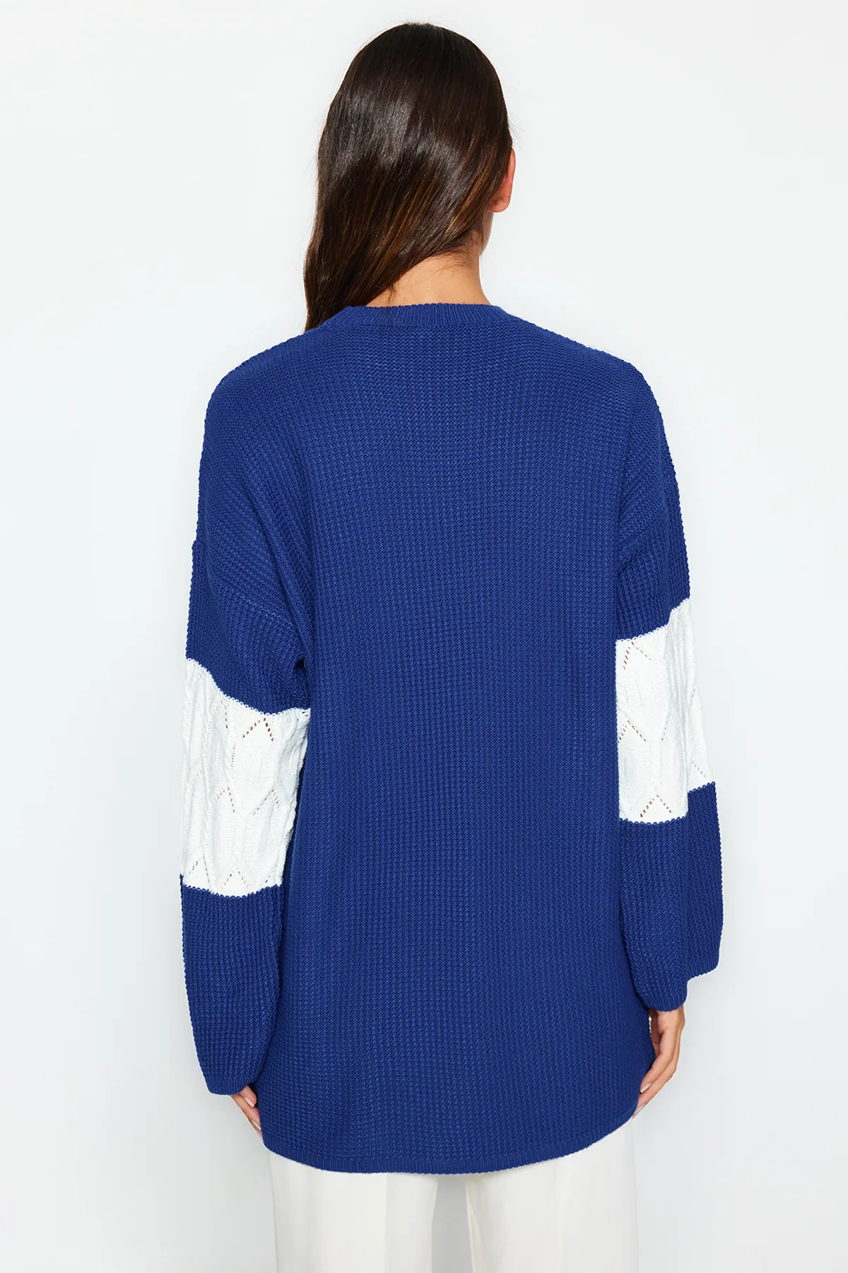 Trendyol Modest  Blauer durchbrochener/perforierter Farbblock-Strickpullover TCTAW24AK00055