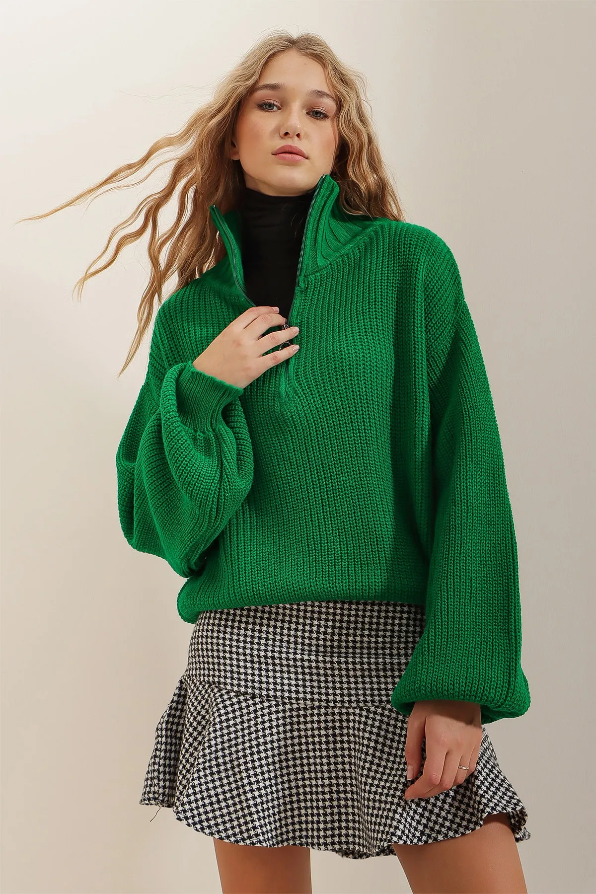 Trend Alaçatı Stili  Grüner Damen-Strickpullover Thessaloniki mit Stehkragen und Reißverschluss vorne ALC-X7222