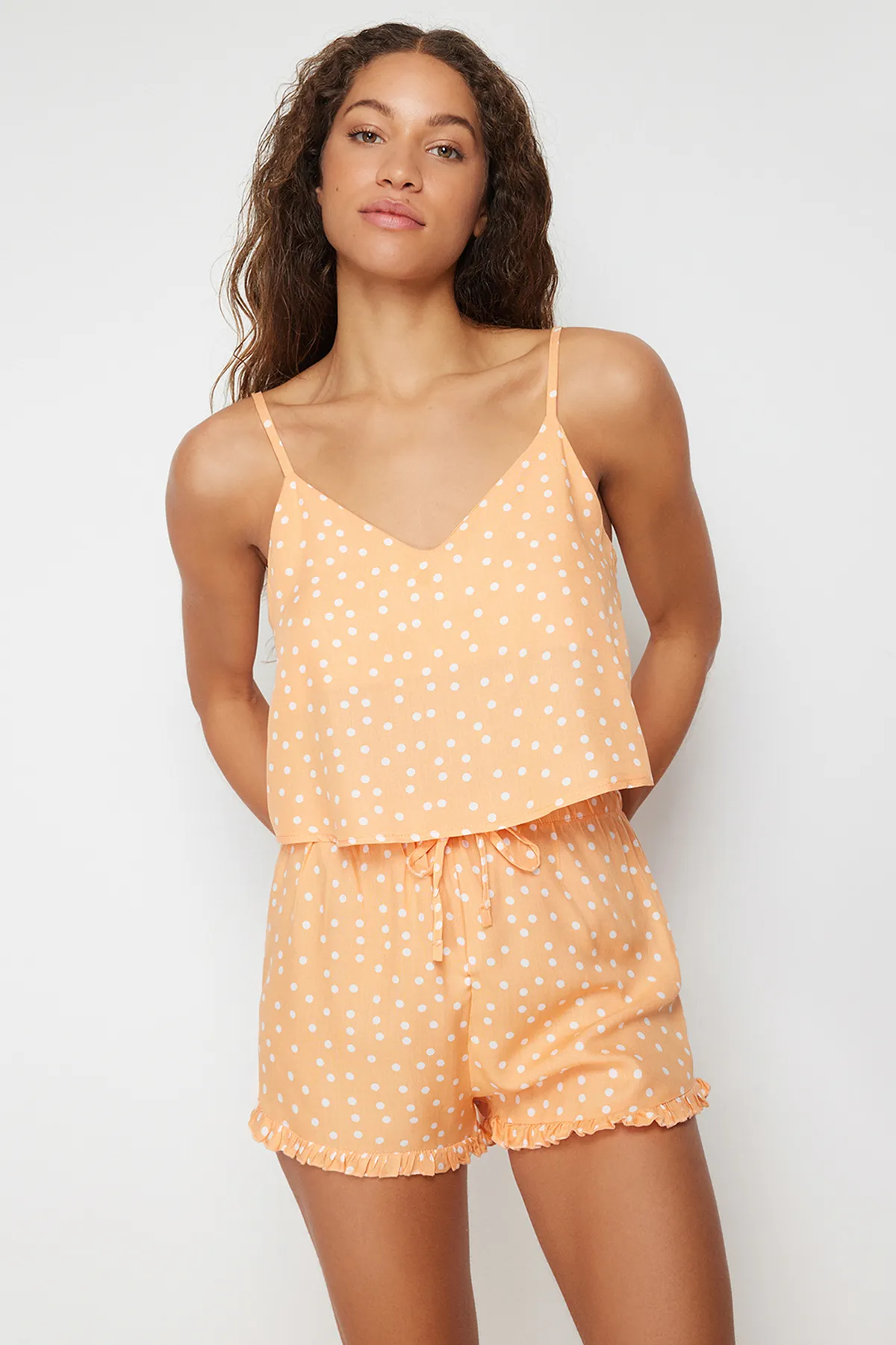 Trendyol Collection  Lachsfarbenes Pyjama-Set aus Viskosegewebe mit Rüschen und Punkten, Kordelriemen und Bindedetail THMSS21PT0742