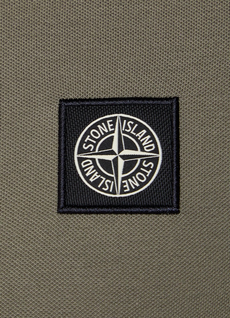 Polo Stone Island 2SC18 de corte regular, confeccionada em algodão piqué com punhos texturizados.