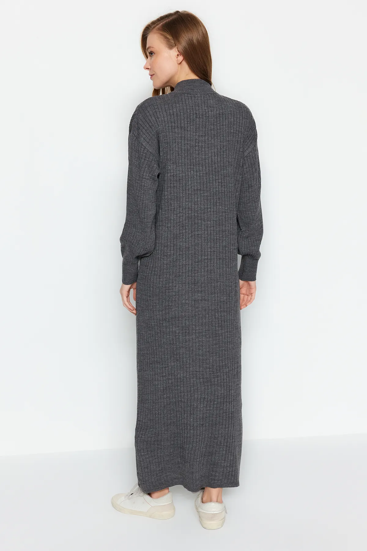 Trendyol Modest  Anthrazitfarbenes Rippstrickkleid mit Kragen und Reißverschluss TCTAW24EB00128