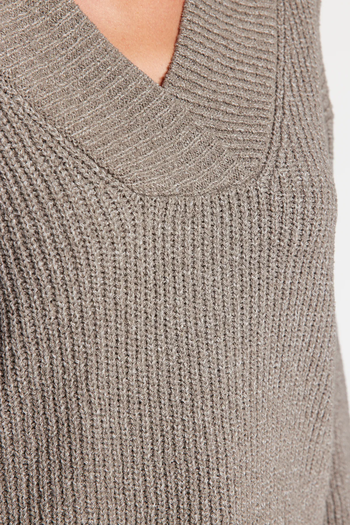 Trendyol Collection  Nerzfarbener, nachhaltiger Strickpullover mit V-Ausschnitt TWOAW24KZ01113