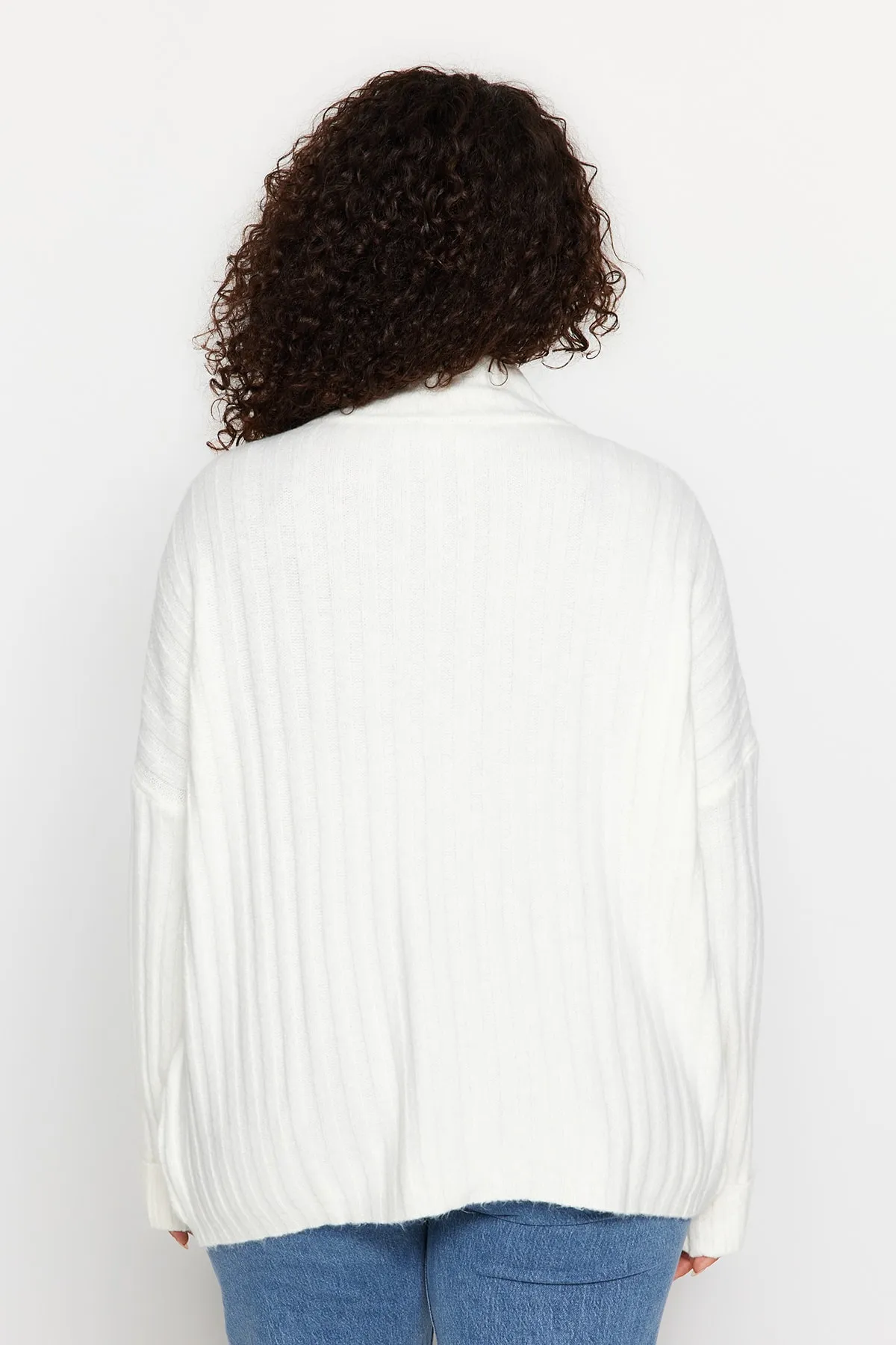 Trendyol Curve  Ecrufarbener Strick-Cardigan mit Knopfverschluss TBBAW24AN00045