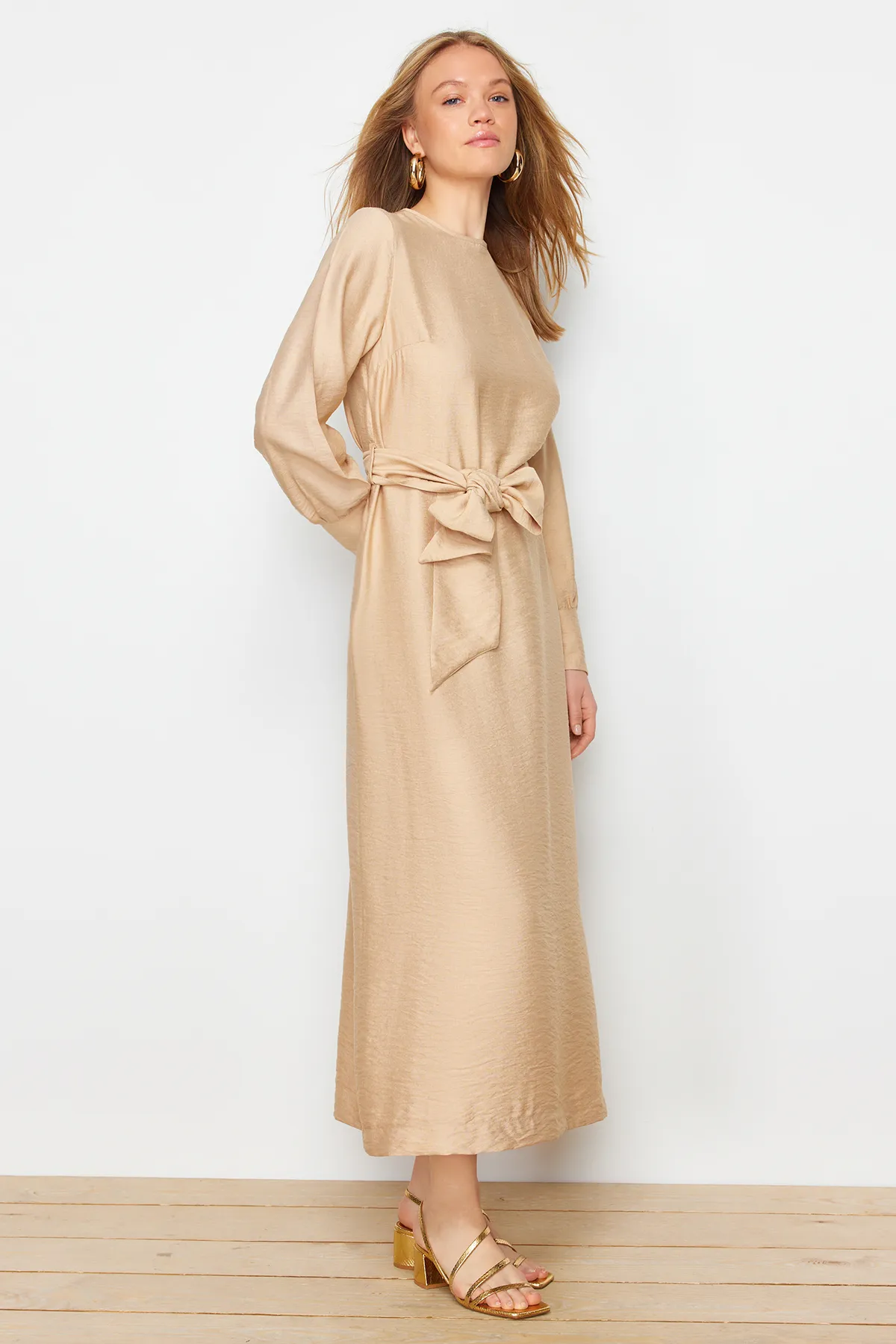 Trendyol Modest  Hellbraunes Kleid in Leinenoptik mit breitem Gürtel, Reißverschluss und Manschetten TCTSS23EB00219
