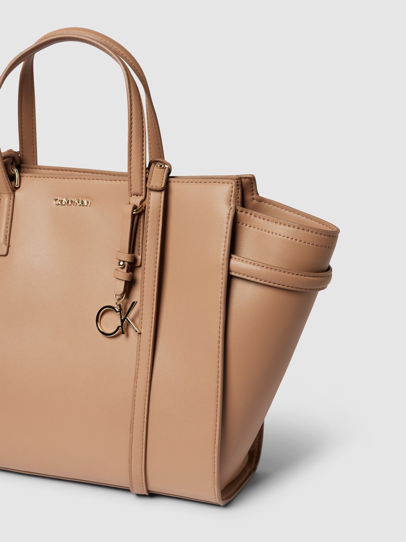Handtasche mit Label-Applikation in beige