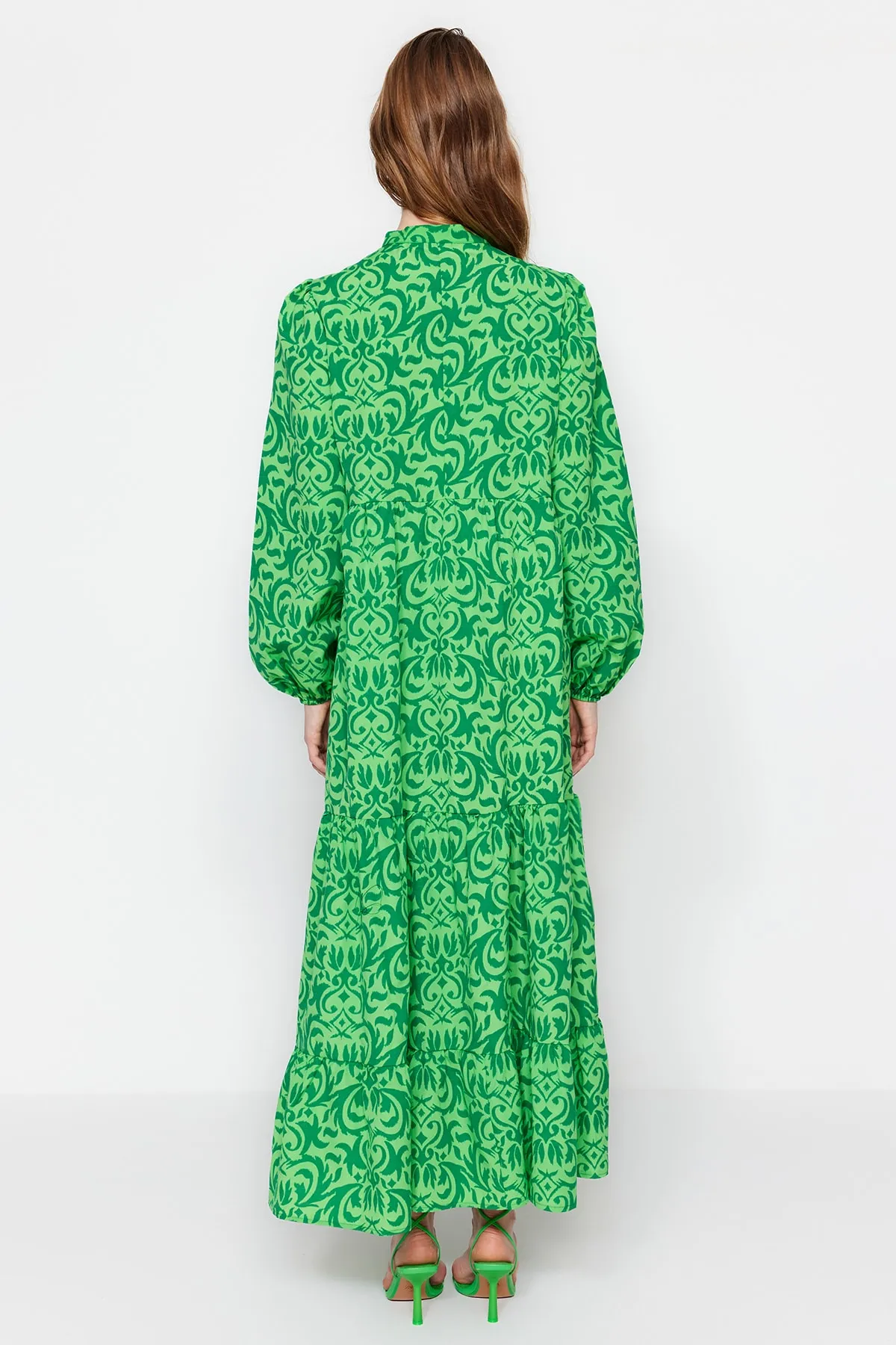 Trendyol Modest  Grünes, gemustertes Kleid aus gewebter Baumwolle mit halber Knopfleiste und weiter Passform TCTSS23EB00222