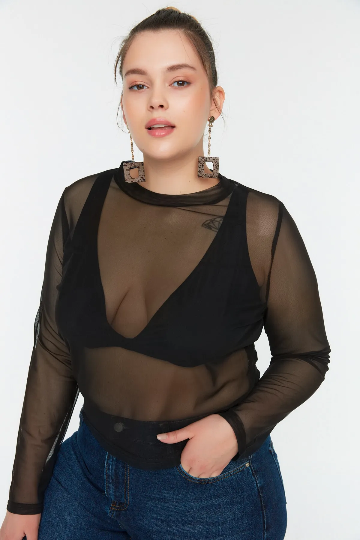Trendyol Curve  Schwarze gestrickte bauchfreie Bluse aus Tüll TBSSS22BZ00017