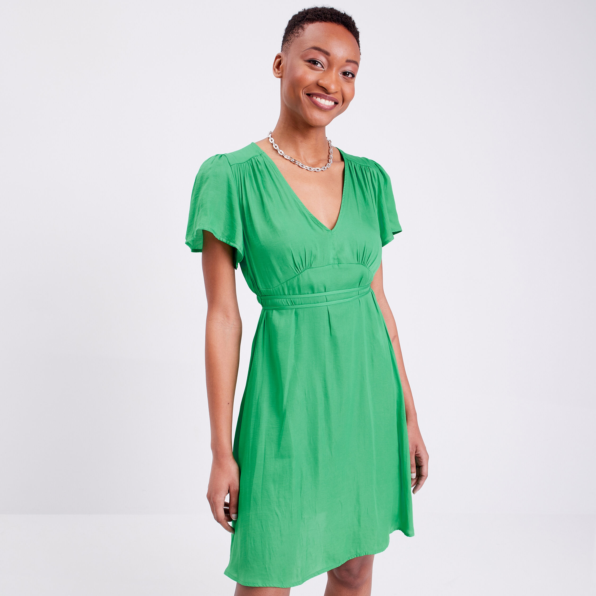 Robe cintrée satin col en V vert femme | Cache Cache
